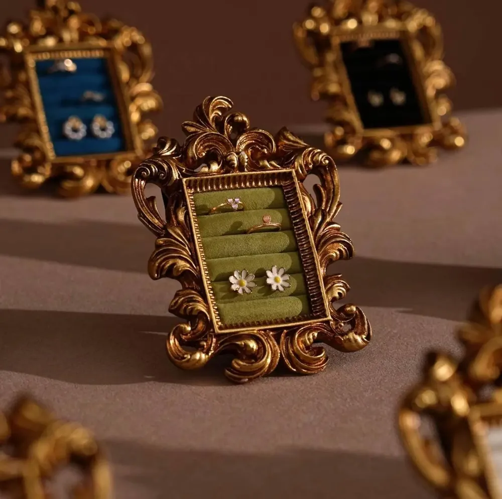 Objets de décoration - Cadre de présentation baroque doré pour bijoux - WHISPERING WOODS