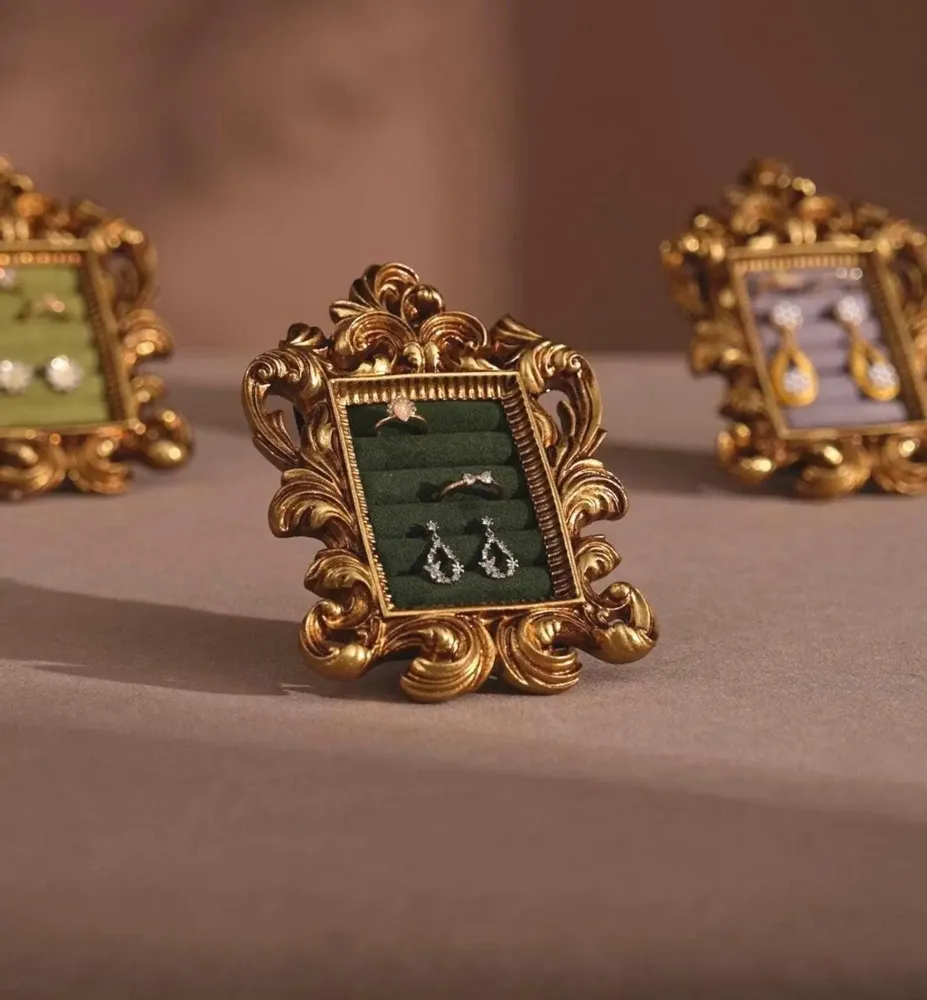 Objets de décoration - Cadre de présentation baroque doré pour bijoux - WHISPERING WOODS
