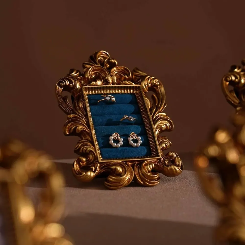 Objets de décoration - Cadre de présentation baroque doré pour bijoux - WHISPERING WOODS