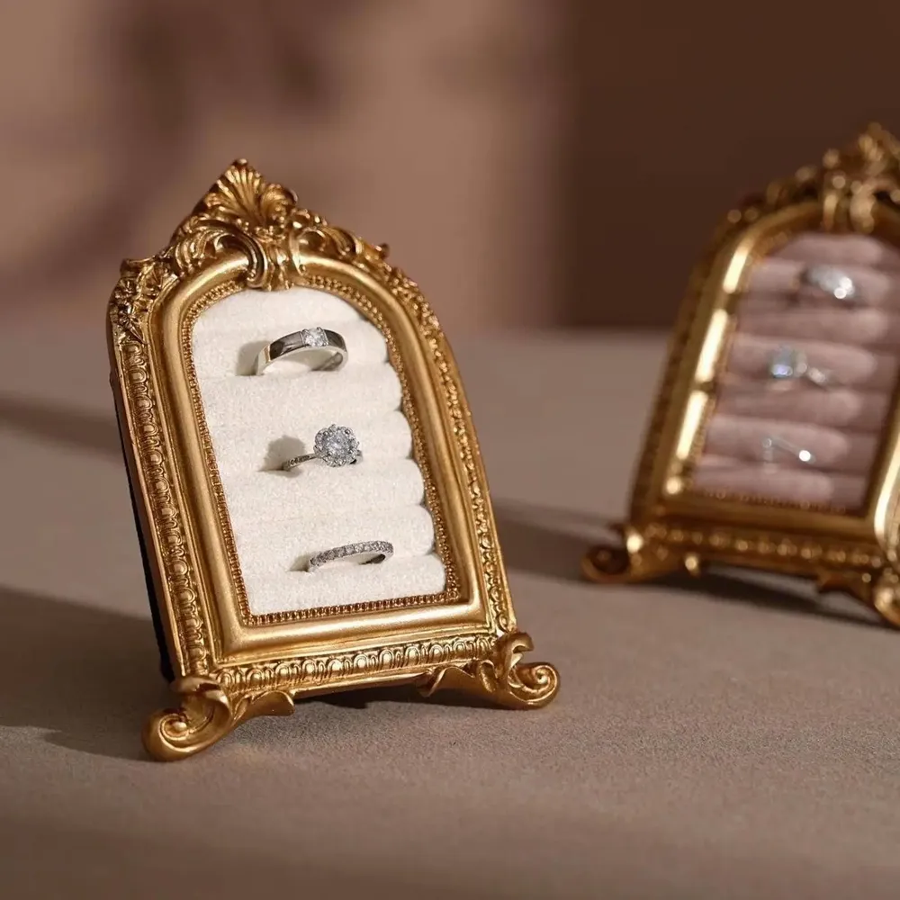 Objets de décoration - Cadre de présentation en arche Rococo Lucky Clover pour bagues - WHISPERING WOODS