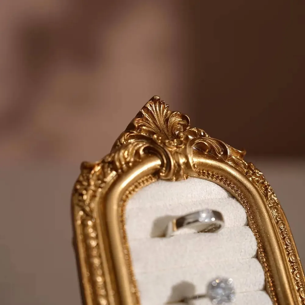 Objets de décoration - Cadre de présentation en arche Rococo Lucky Clover pour bagues - WHISPERING WOODS