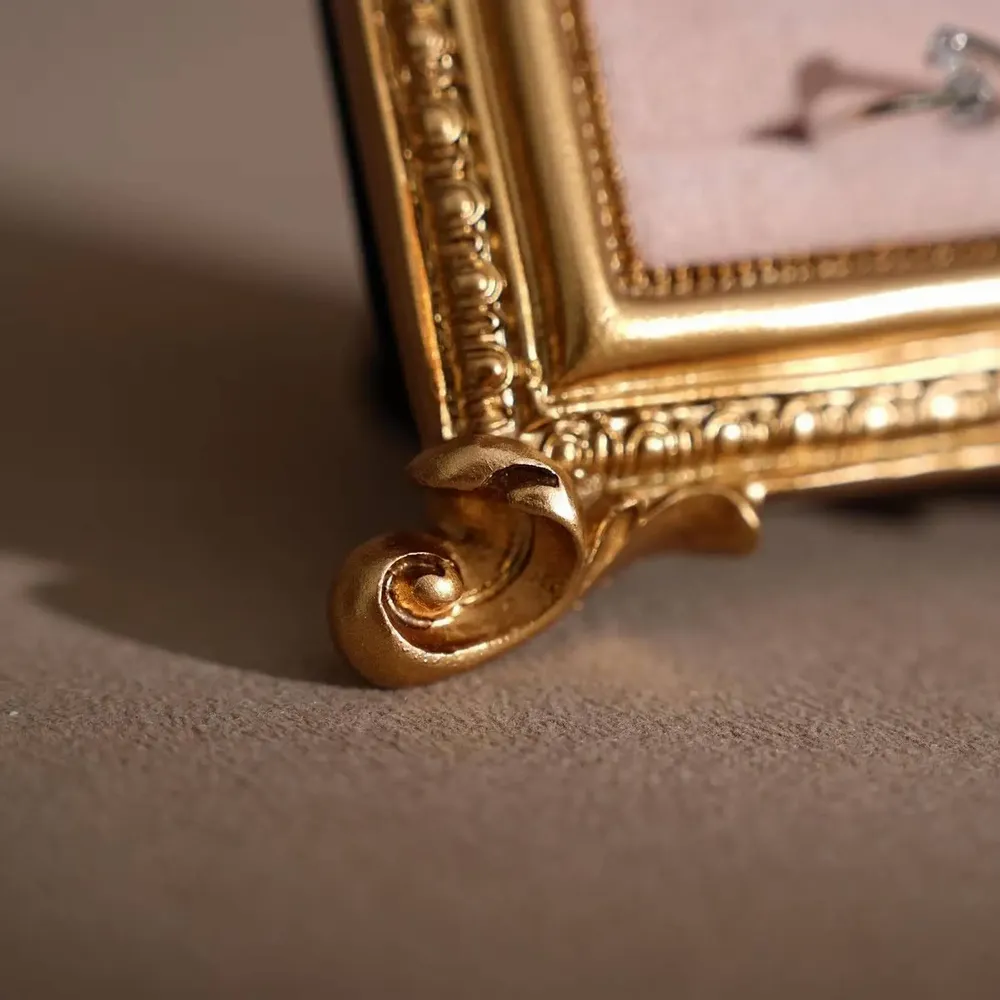 Objets de décoration - Cadre de présentation en arche Rococo Lucky Clover pour bagues - WHISPERING WOODS