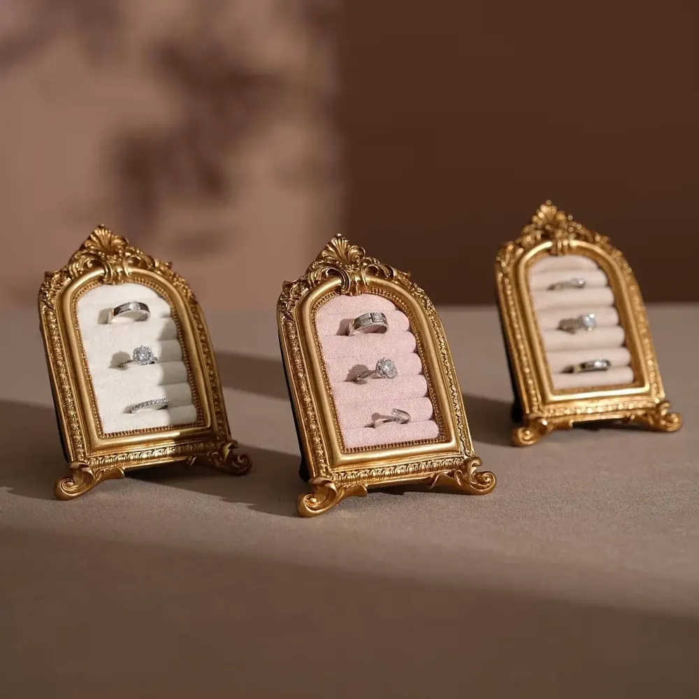 Objets de décoration - Cadre de présentation en arche Rococo Lucky Clover pour bagues - WHISPERING WOODS