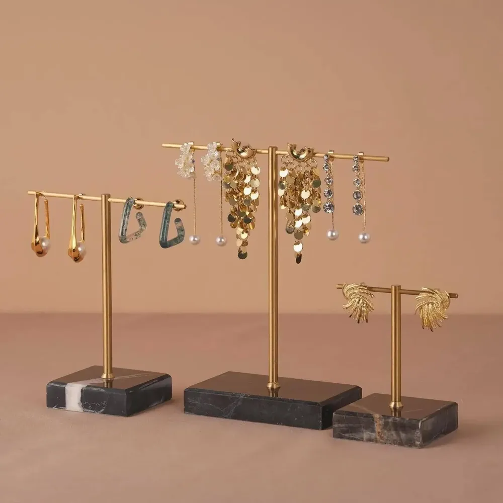 Objets de décoration - Porte-boucles d'oreilles en laiton sur socle en marbre - WHISPERING WOODS