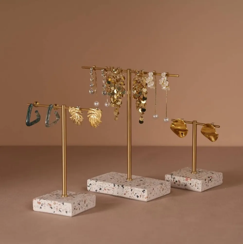 Objets de décoration - Porte-boucles d'oreilles en laiton sur socle en marbre - WHISPERING WOODS