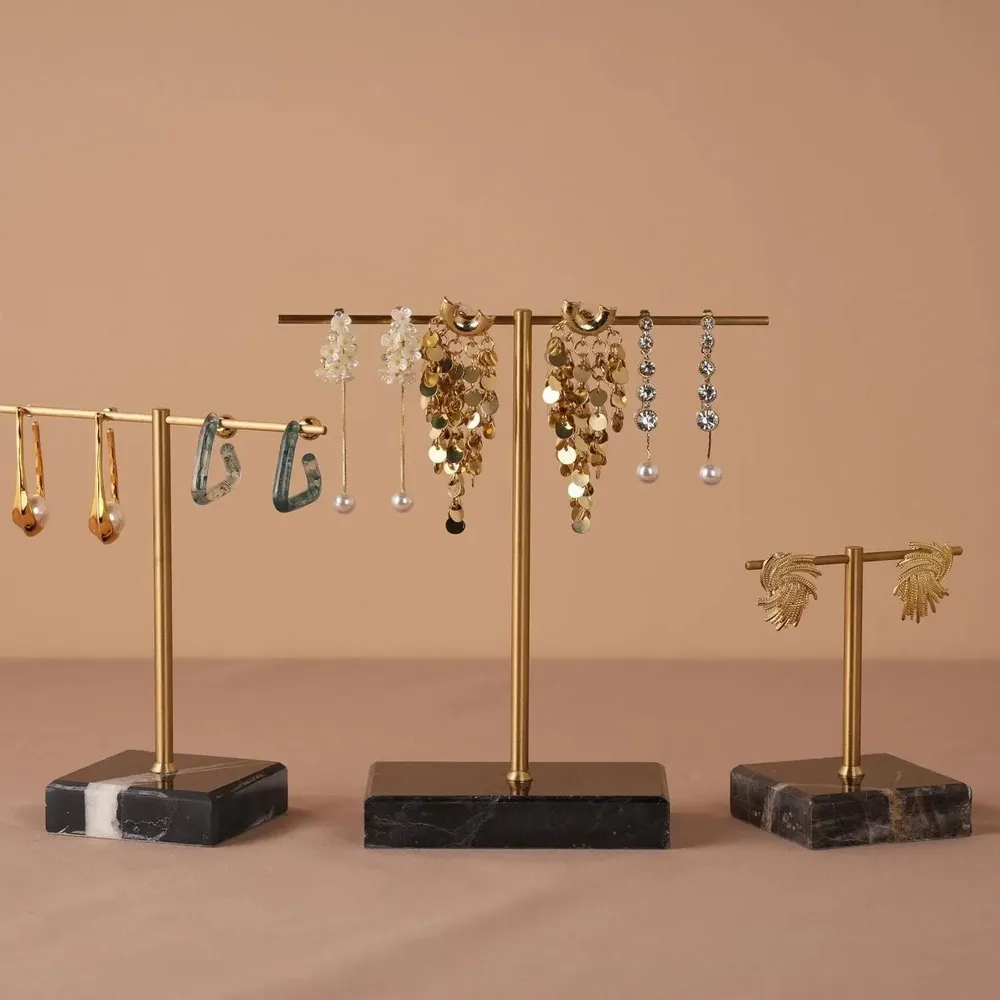 Objets de décoration - Porte-boucles d'oreilles en laiton sur socle en marbre - WHISPERING WOODS