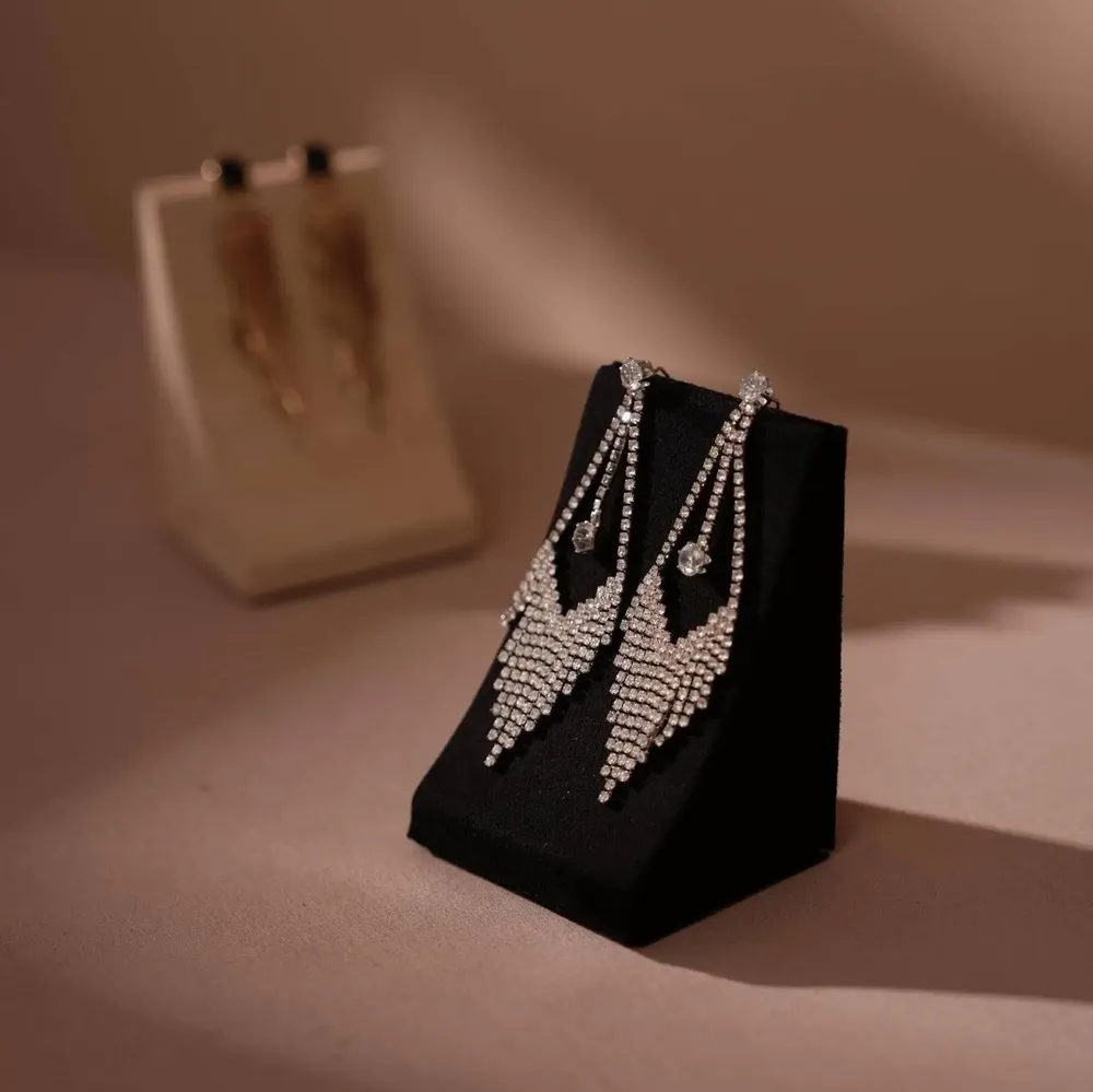 Objets de décoration - Présentoir triangulaire en suédine végane pour boucles et colliers - WHISPERING WOODS