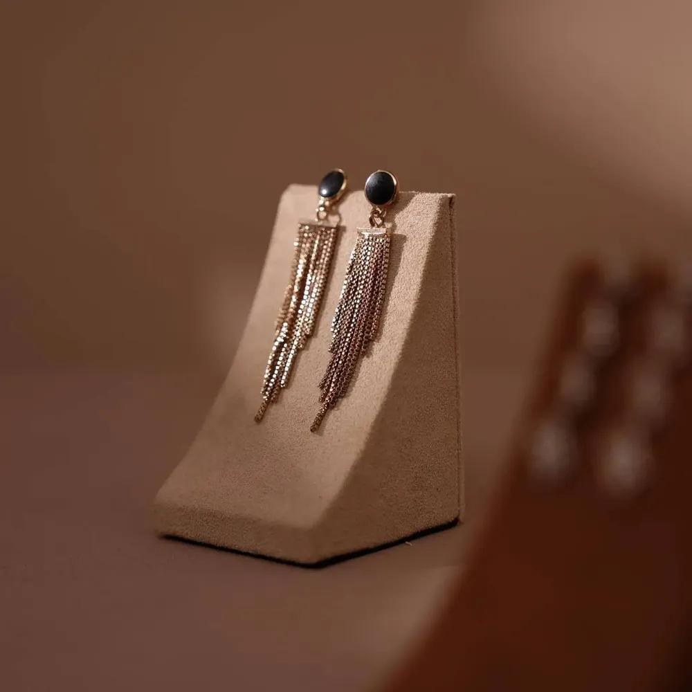 Objets de décoration - Présentoir triangulaire en suédine végane pour boucles et colliers - WHISPERING WOODS
