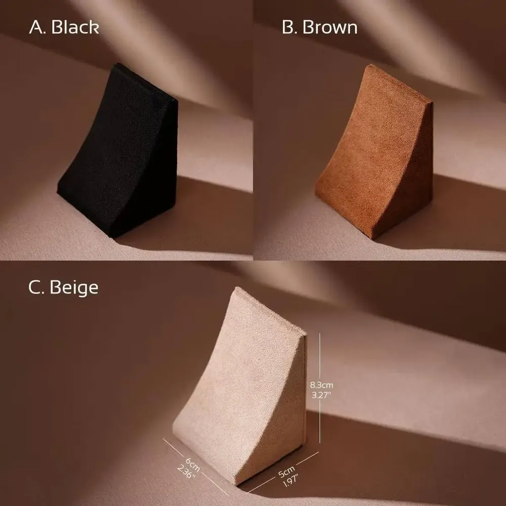 Objets de décoration - Présentoir triangulaire en suédine végane pour boucles et colliers - WHISPERING WOODS