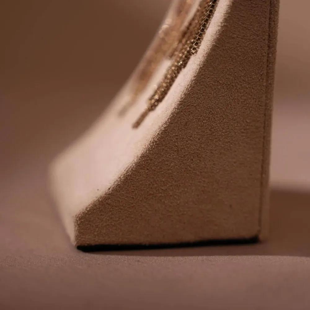 Objets de décoration - Présentoir triangulaire en suédine végane pour boucles et colliers - WHISPERING WOODS