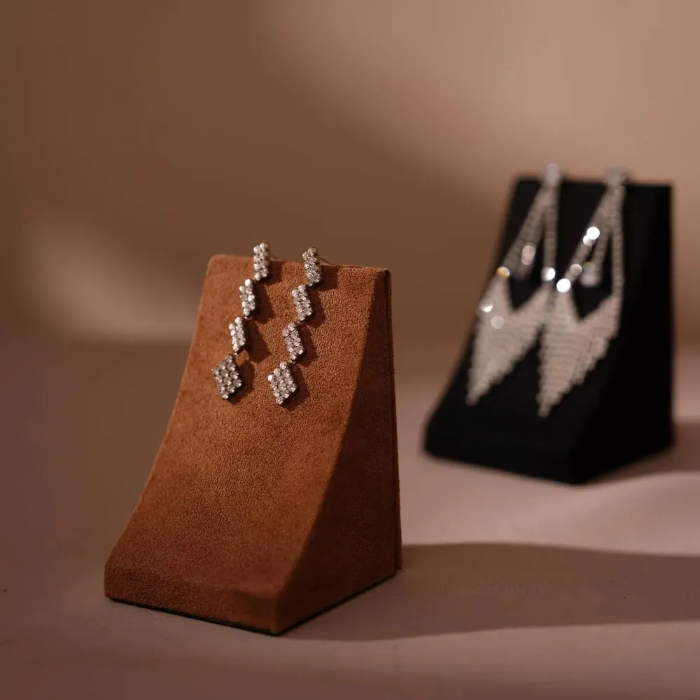 Objets de décoration - Présentoir triangulaire en suédine végane pour boucles et colliers - WHISPERING WOODS
