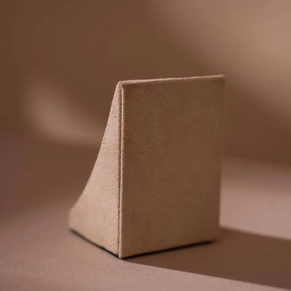 Objets de décoration - Présentoir triangulaire en suédine végane pour boucles et colliers - WHISPERING WOODS