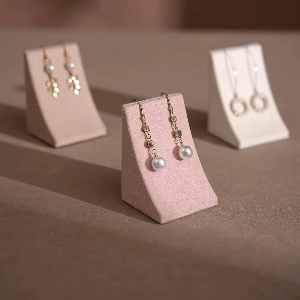 Objets de décoration - Présentoir triangulaire en suédine végane pour boucles et colliers - WHISPERING WOODS