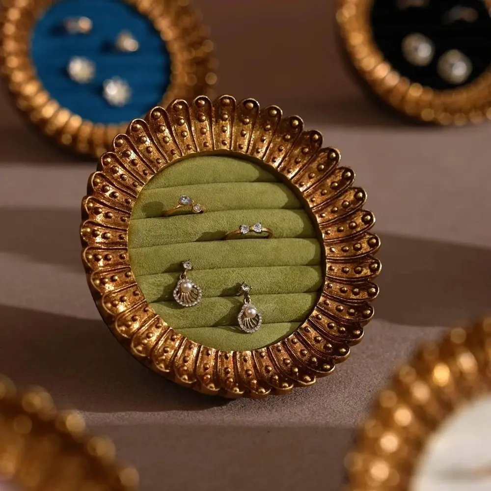 Objets de décoration - Cadre porte-bagues et boucles d'oreilles de style néoclassique - WHISPERING WOODS