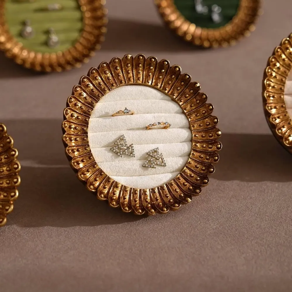 Objets de décoration - Cadre porte-bagues et boucles d'oreilles de style néoclassique - WHISPERING WOODS