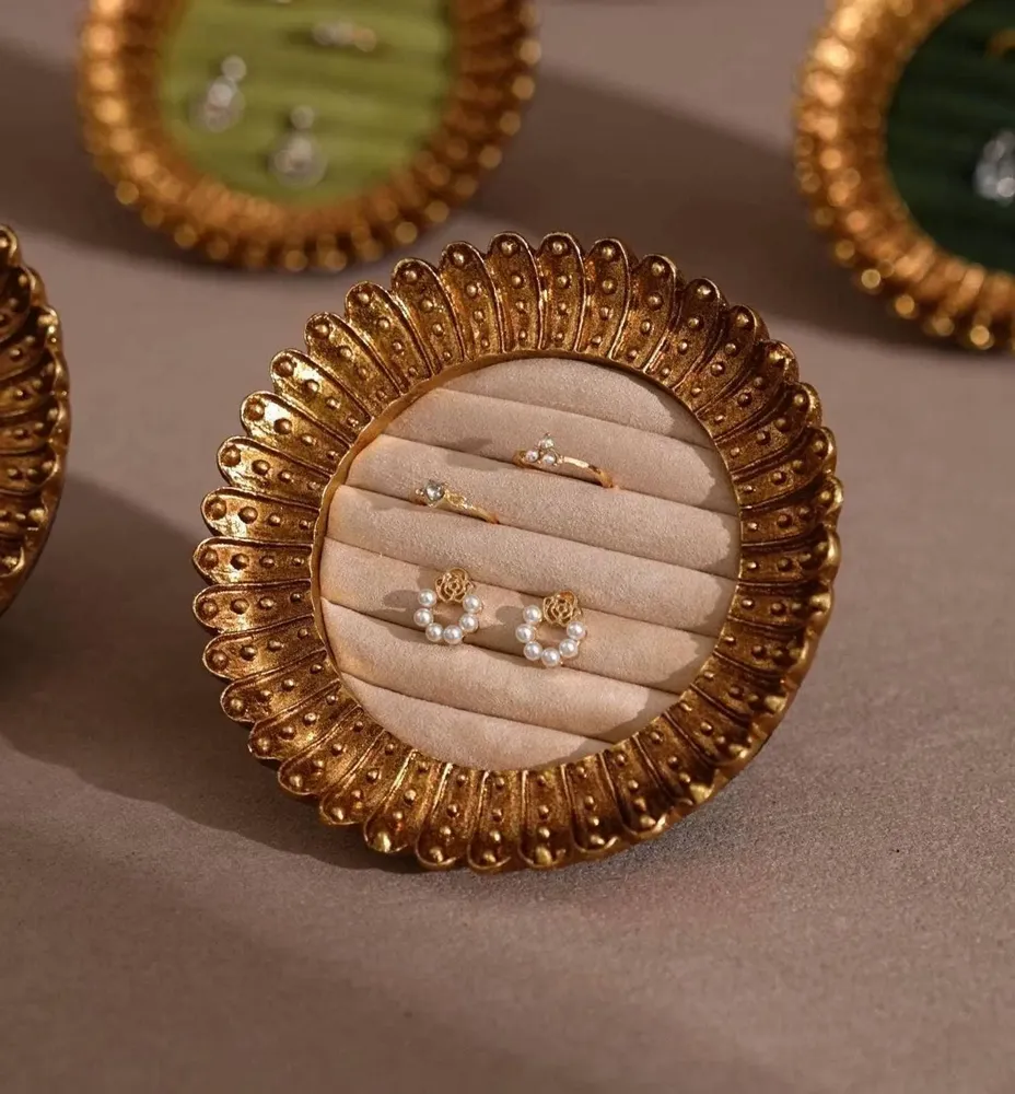 Objets de décoration - Cadre porte-bagues et boucles d'oreilles de style néoclassique - WHISPERING WOODS