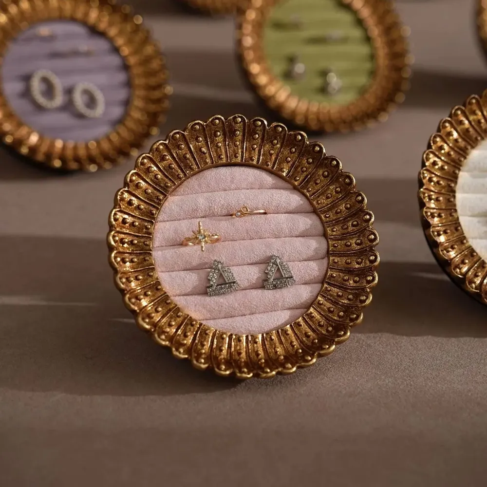 Objets de décoration - Cadre porte-bagues et boucles d'oreilles de style néoclassique - WHISPERING WOODS