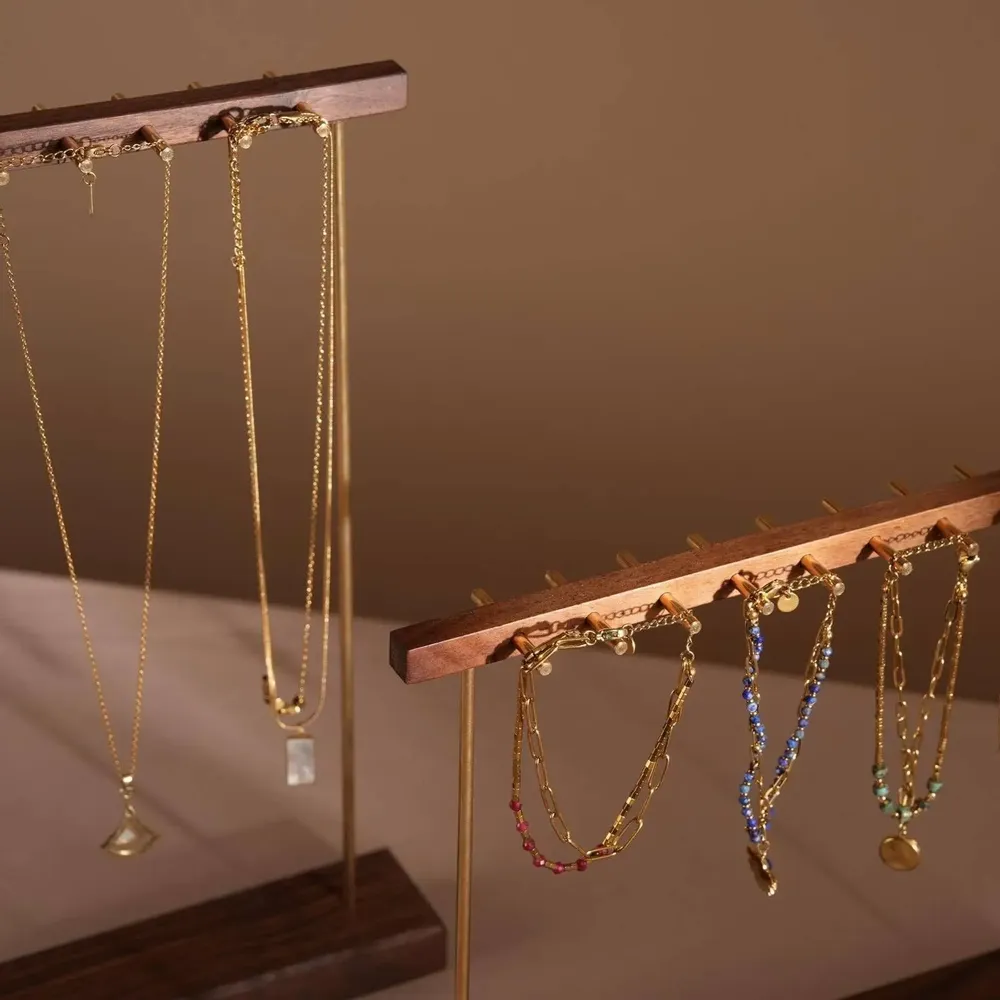 Objets de décoration - Présentoir à bijoux en noyer noir à barres en laiton - WHISPERING WOODS