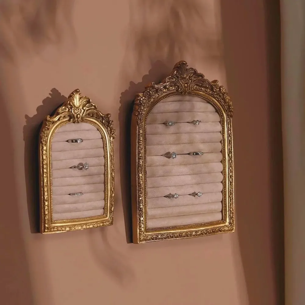 Objets de décoration - Cadre de présentation rococo doré en arche, trois positions - WHISPERING WOODS