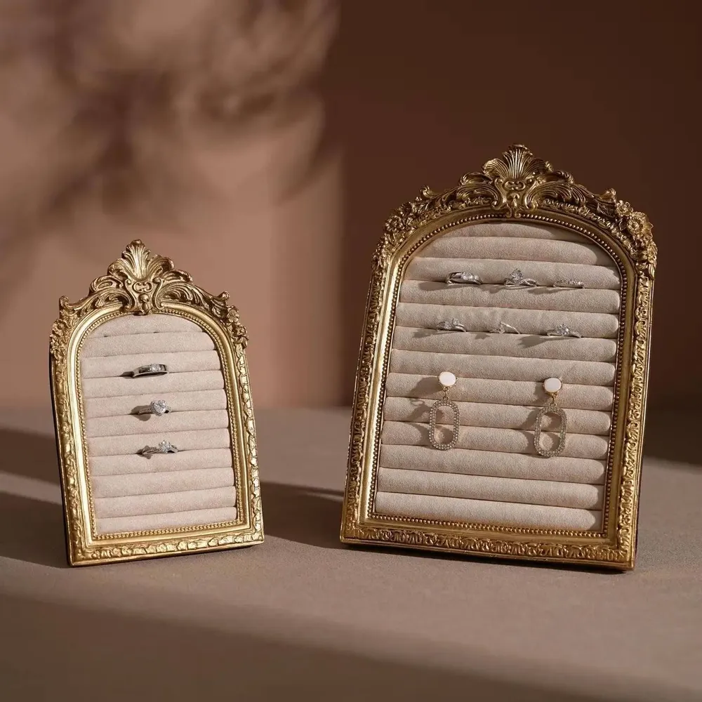 Objets de décoration - Cadre de présentation rococo doré en arche, trois positions - WHISPERING WOODS