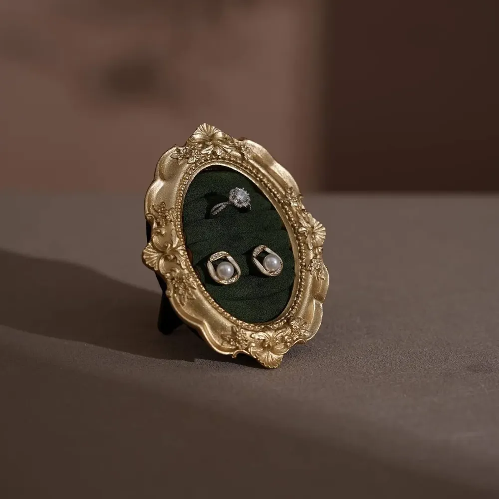 Objets de décoration - Cadre de présentation ovale Rococo en résine dorée pour bagues - WHISPERING WOODS