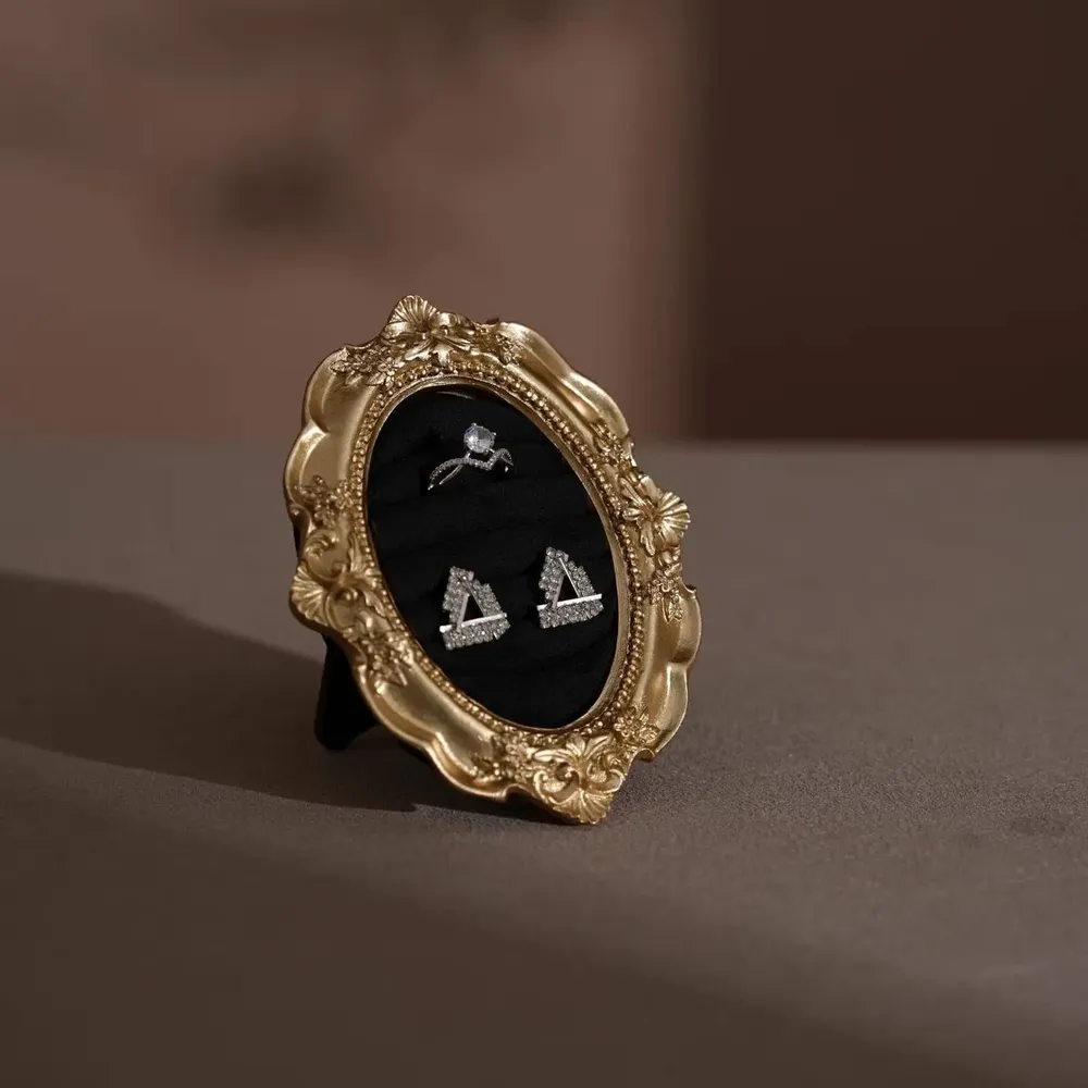 Objets de décoration - Cadre de présentation ovale Rococo en résine dorée pour bagues - WHISPERING WOODS