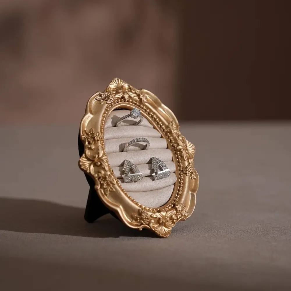 Objets de décoration - Cadre de présentation ovale Rococo en résine dorée pour bagues - WHISPERING WOODS