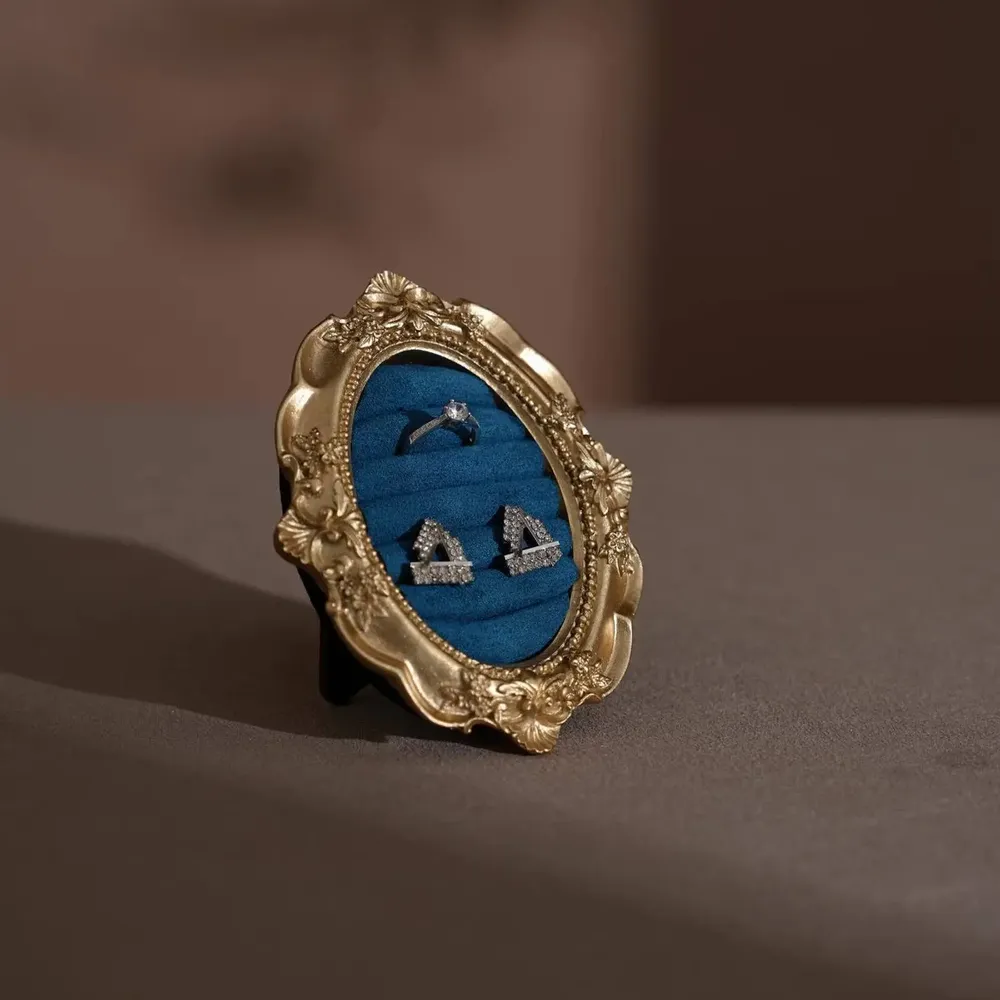 Objets de décoration - Cadre de présentation ovale Rococo en résine dorée pour bagues - WHISPERING WOODS