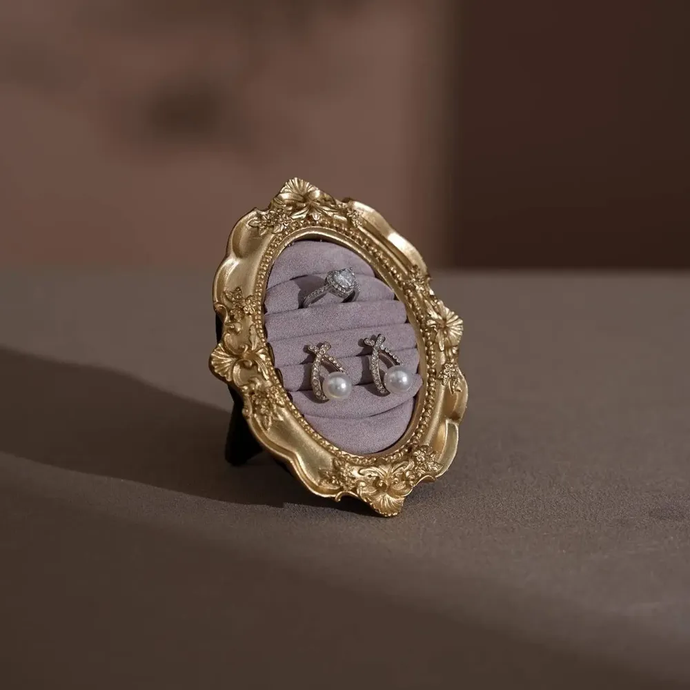 Objets de décoration - Cadre de présentation ovale Rococo en résine dorée pour bagues - WHISPERING WOODS