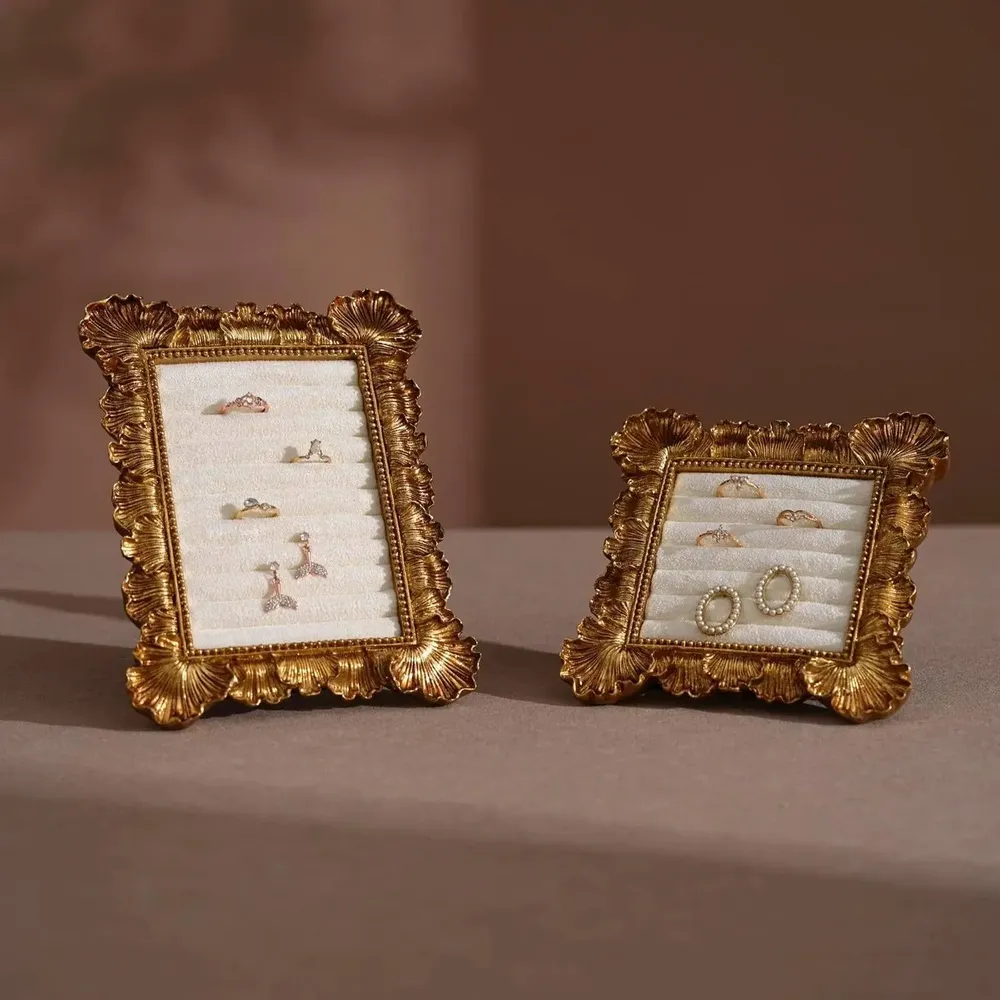 Objets de décoration - Cadre de présentation rococo doré pour bagues et boucles d'oreilles - WHISPERING WOODS