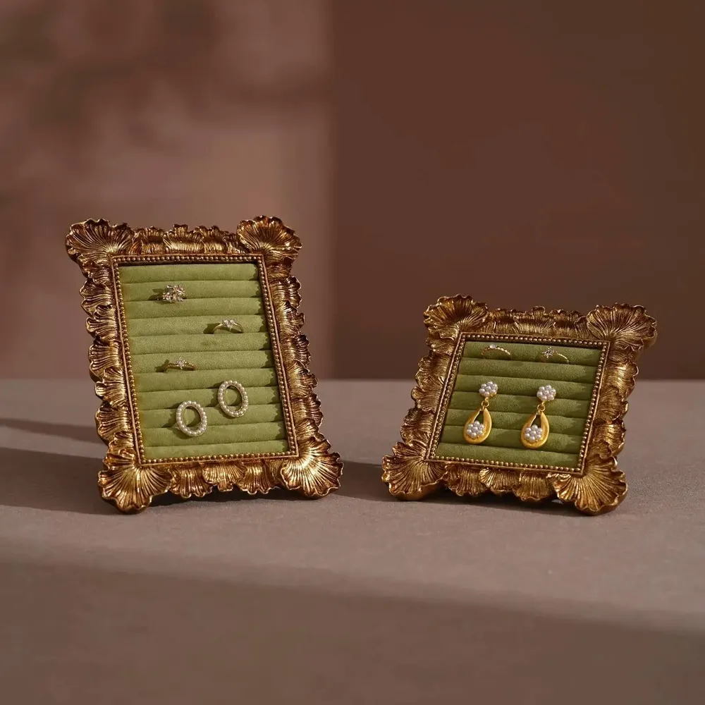 Objets de décoration - Cadre de présentation rococo doré pour bagues et boucles d'oreilles - WHISPERING WOODS