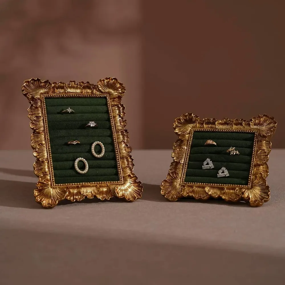 Objets de décoration - Cadre de présentation rococo doré pour bagues et boucles d'oreilles - WHISPERING WOODS