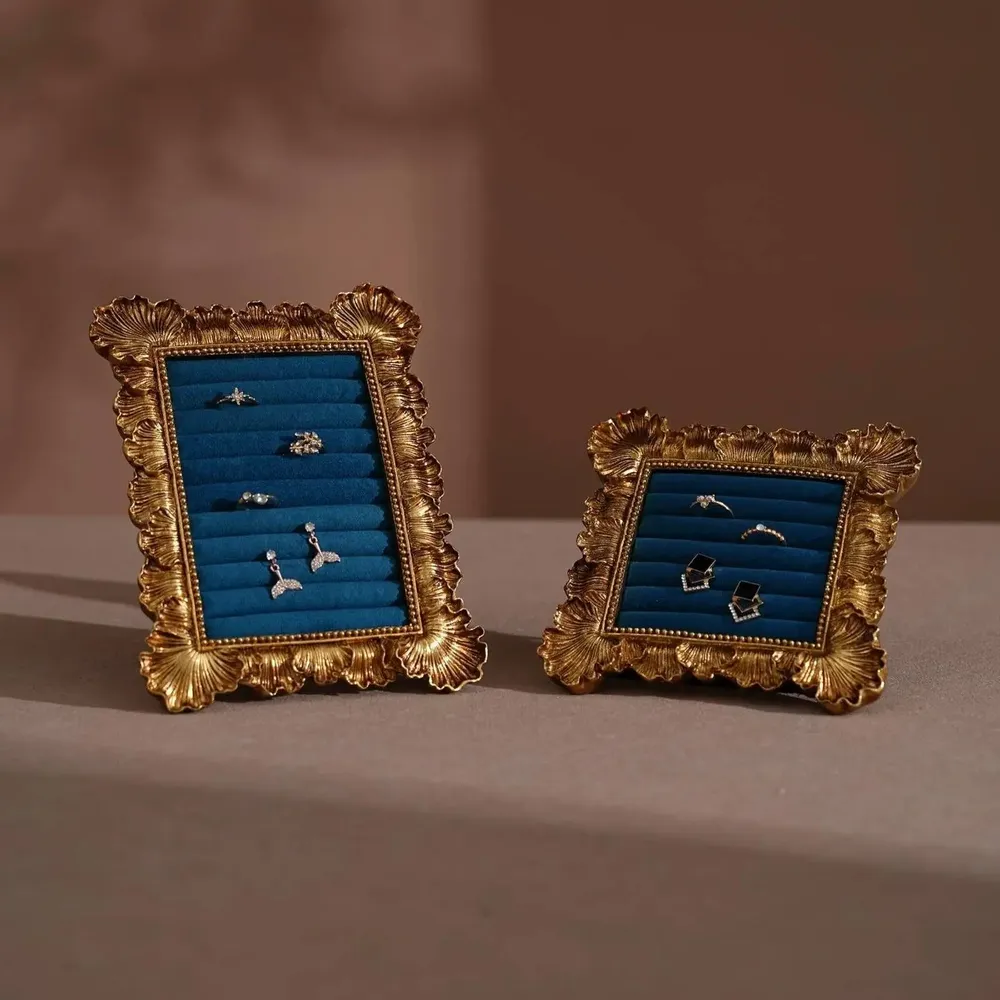 Objets de décoration - Cadre de présentation rococo doré pour bagues et boucles d'oreilles - WHISPERING WOODS