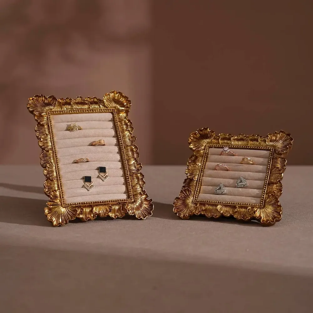 Objets de décoration - Cadre de présentation rococo doré pour bagues et boucles d'oreilles - WHISPERING WOODS