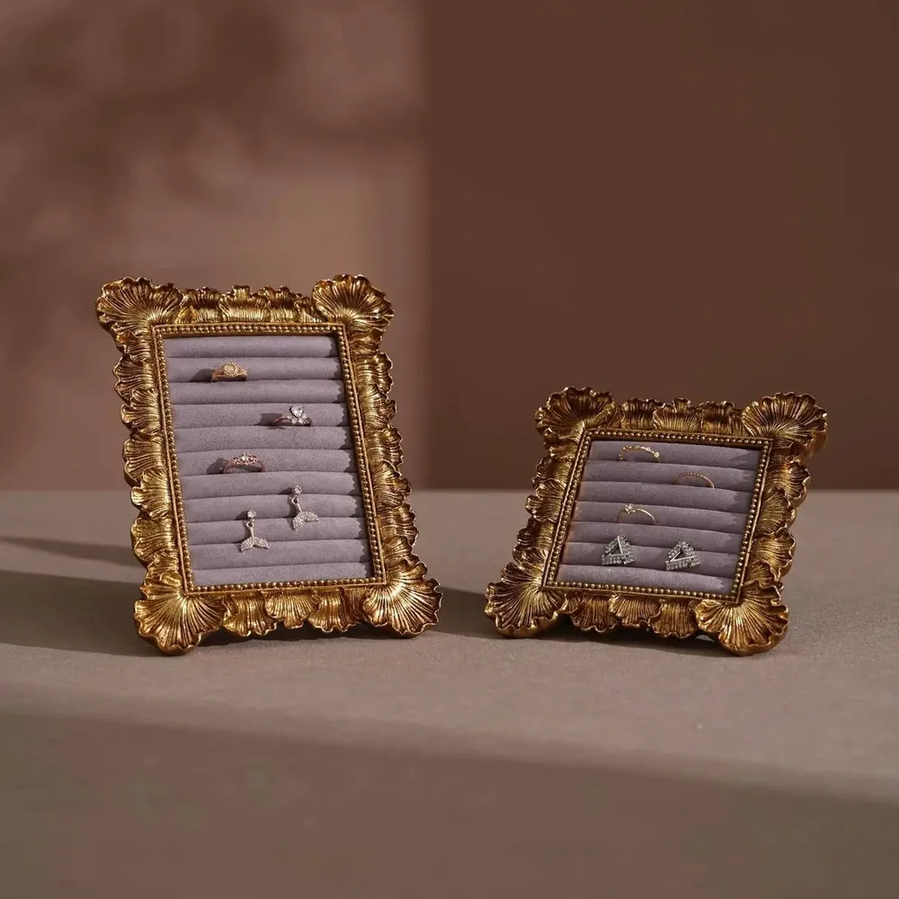 Objets de décoration - Cadre de présentation rococo doré pour bagues et boucles d'oreilles - WHISPERING WOODS