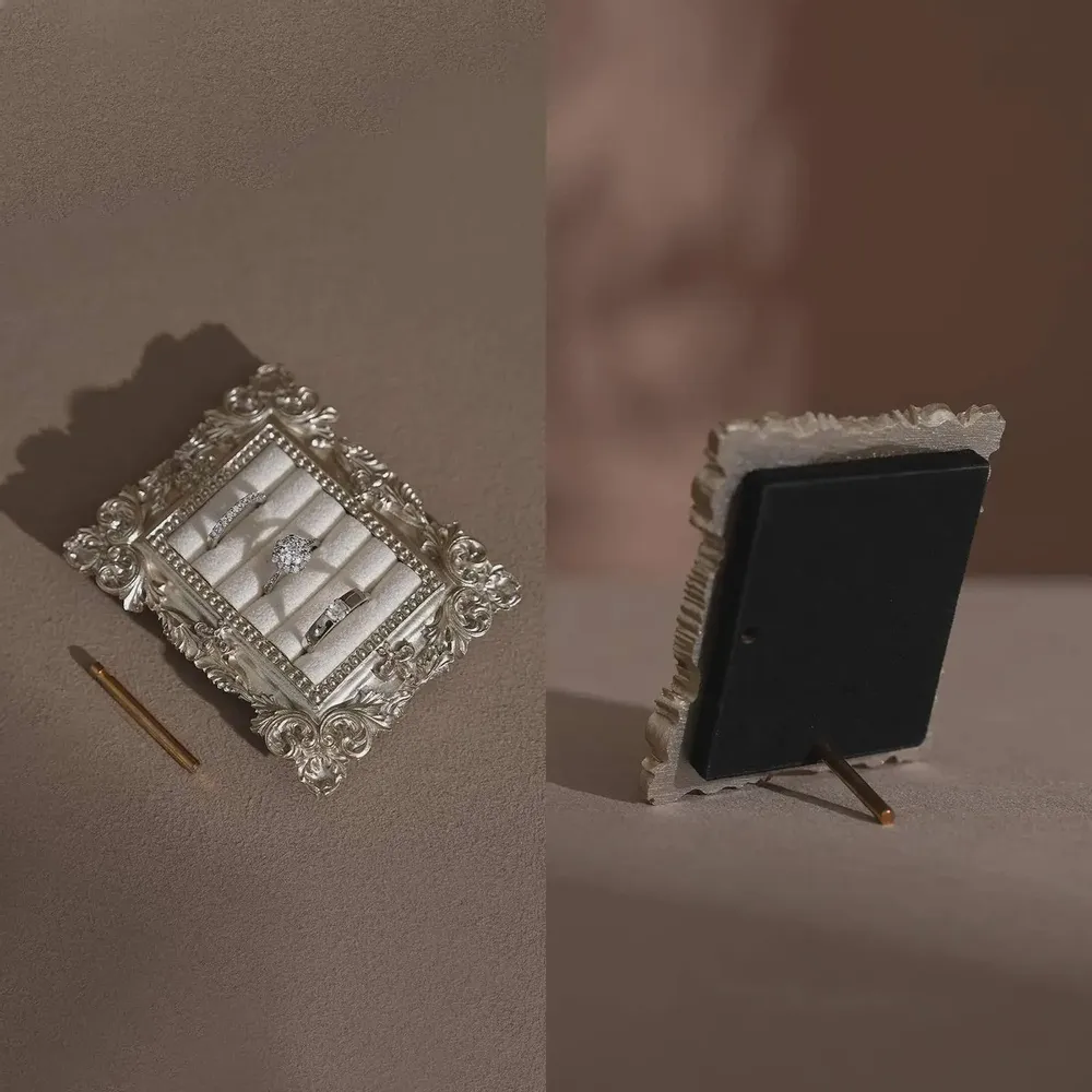 Objets de décoration - Cadre de présentation Rococo en résine argentée pour bagues - WHISPERING WOODS