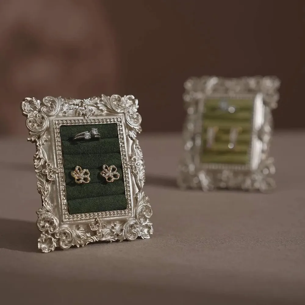Objets de décoration - Cadre de présentation Rococo en résine argentée pour bagues - WHISPERING WOODS