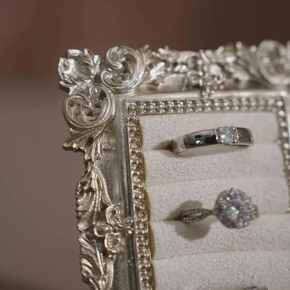 Objets de décoration - Cadre de présentation Rococo en résine argentée pour bagues - WHISPERING WOODS