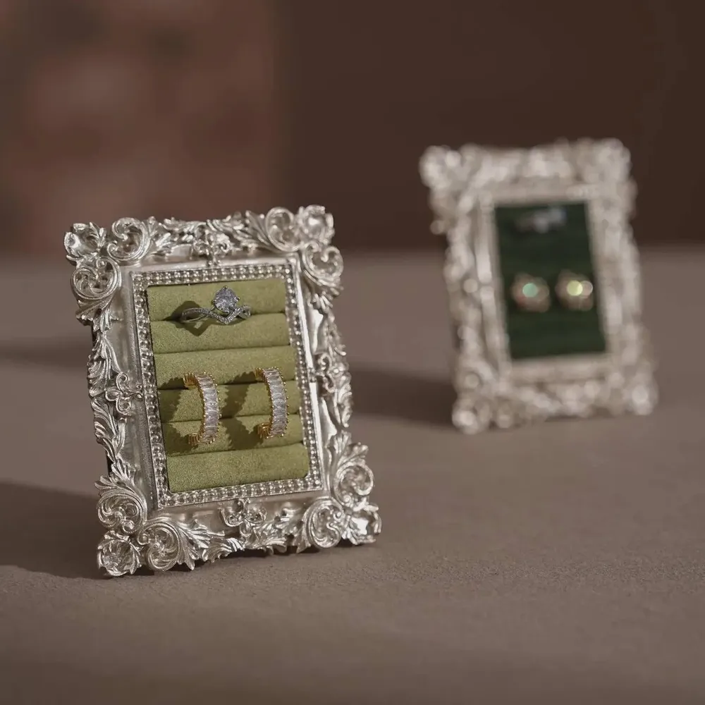 Objets de décoration - Cadre de présentation Rococo en résine argentée pour bagues - WHISPERING WOODS