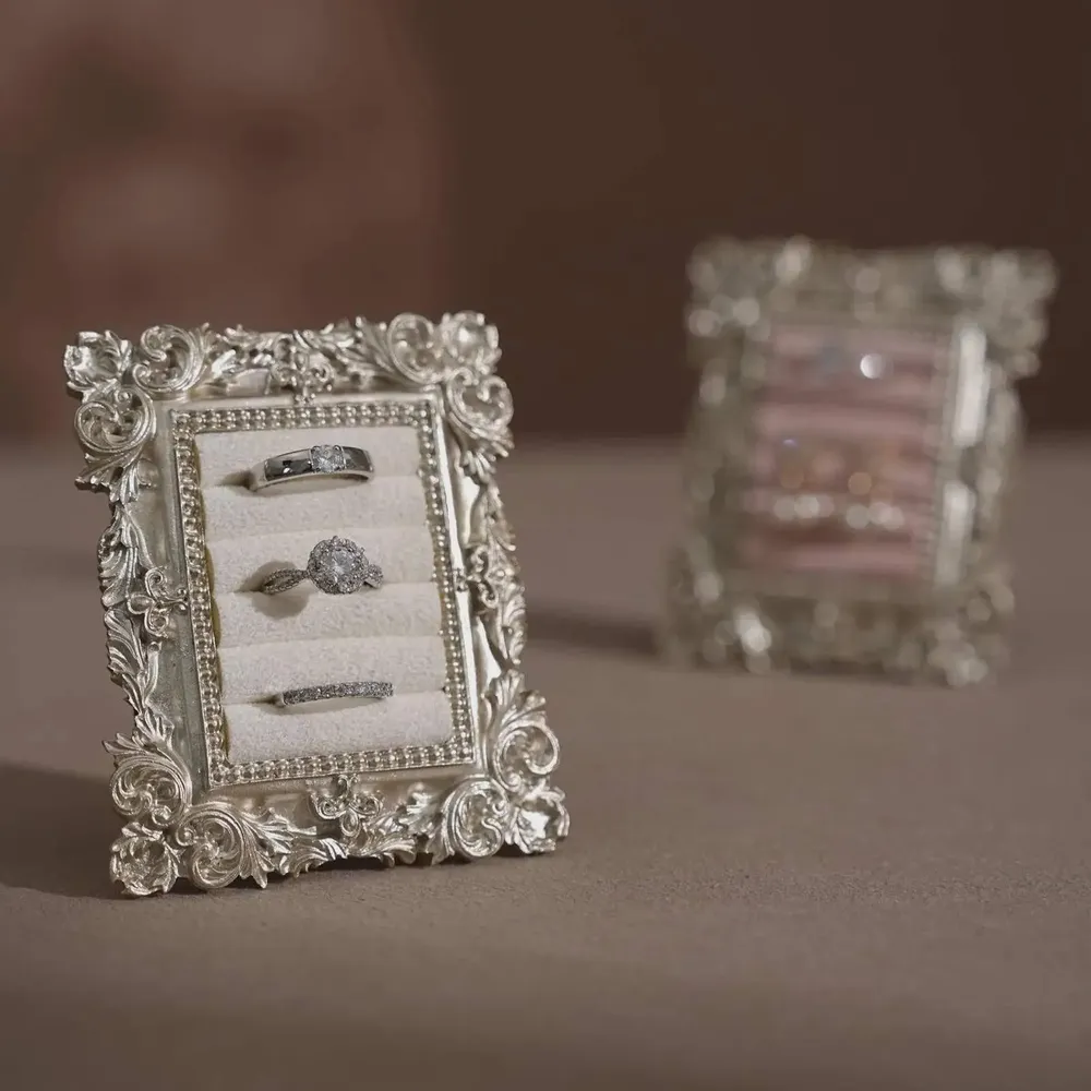 Objets de décoration - Cadre de présentation Rococo en résine argentée pour bagues - WHISPERING WOODS