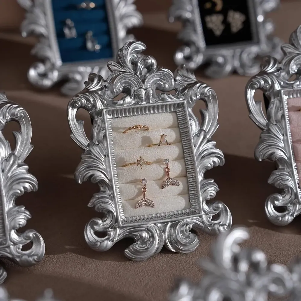 Objets de décoration - Cadre de présentation rococo argenté à volutes pour bagues et boucles - WHISPERING WOODS