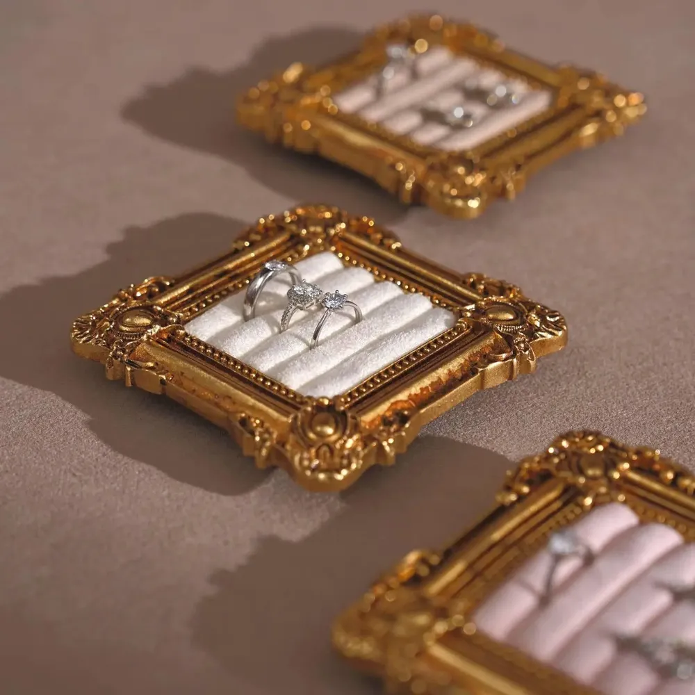 Objets de décoration - Cadre de présentation rococo carré doré pour bagues et boucles - WHISPERING WOODS