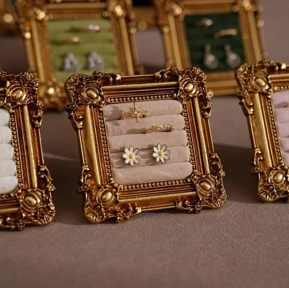 Objets de décoration - Cadre de présentation rococo carré doré pour bagues et boucles - WHISPERING WOODS