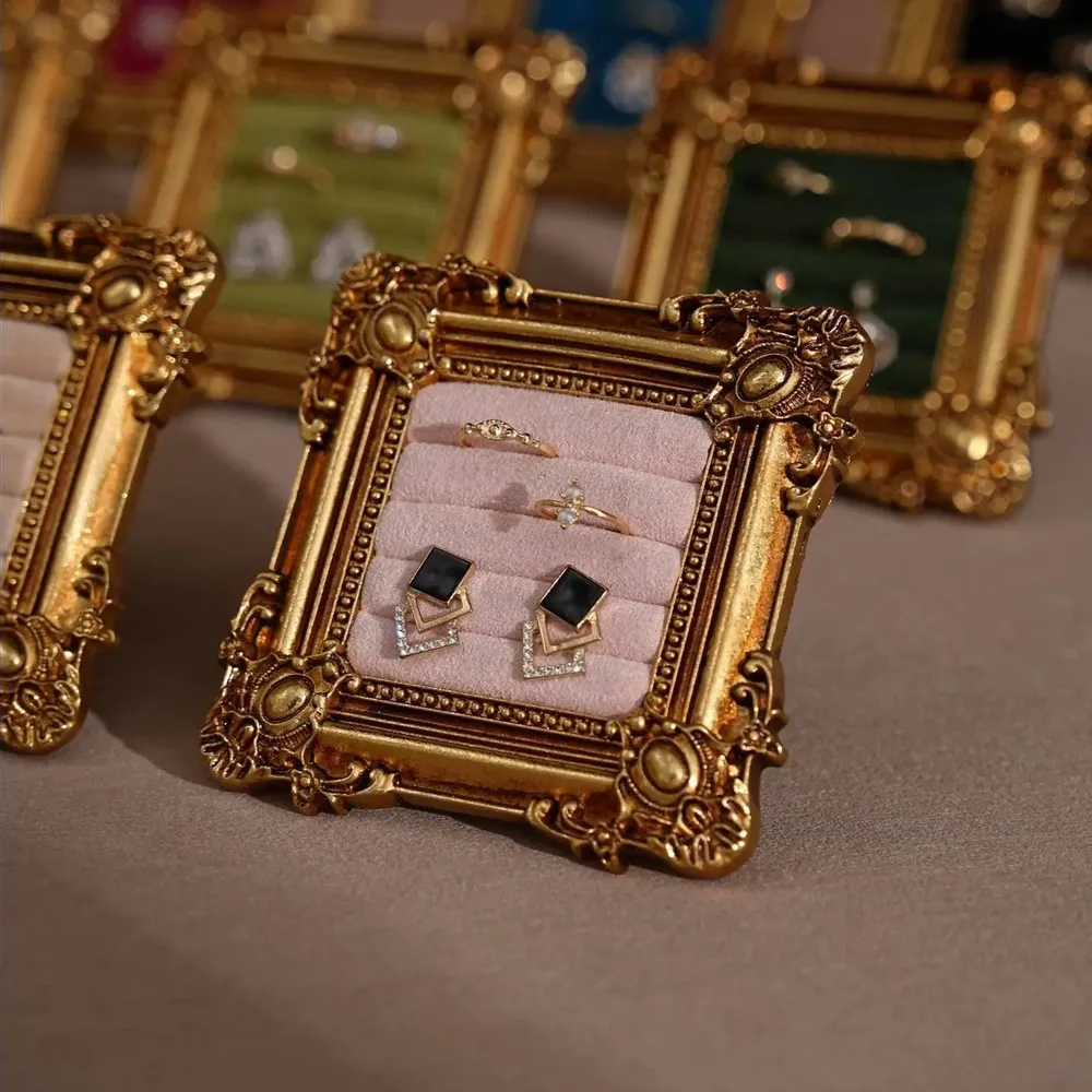 Objets de décoration - Cadre de présentation rococo carré doré pour bagues et boucles - WHISPERING WOODS