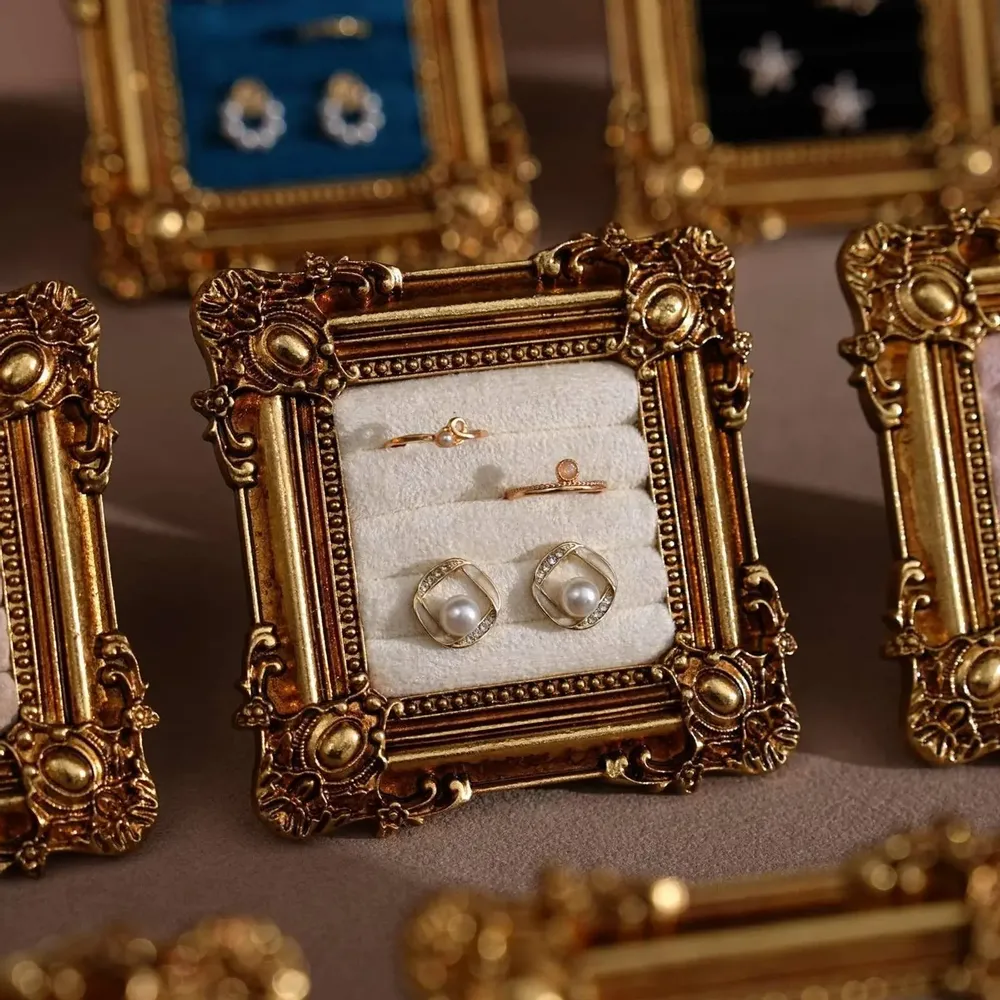 Objets de décoration - Cadre de présentation rococo carré doré pour bagues et boucles - WHISPERING WOODS