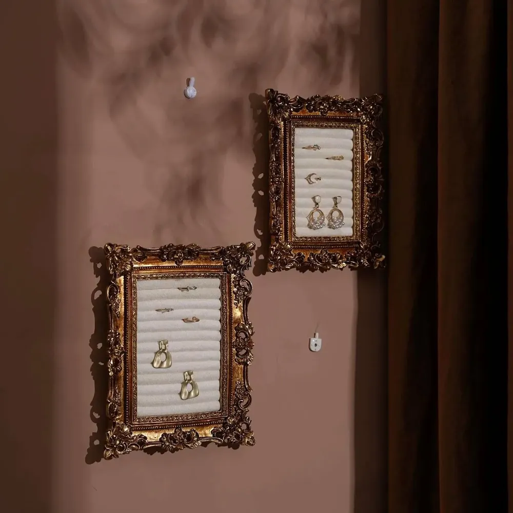Objets de décoration - Cadre de présentation rococo doré à angles fleuris - WHISPERING WOODS