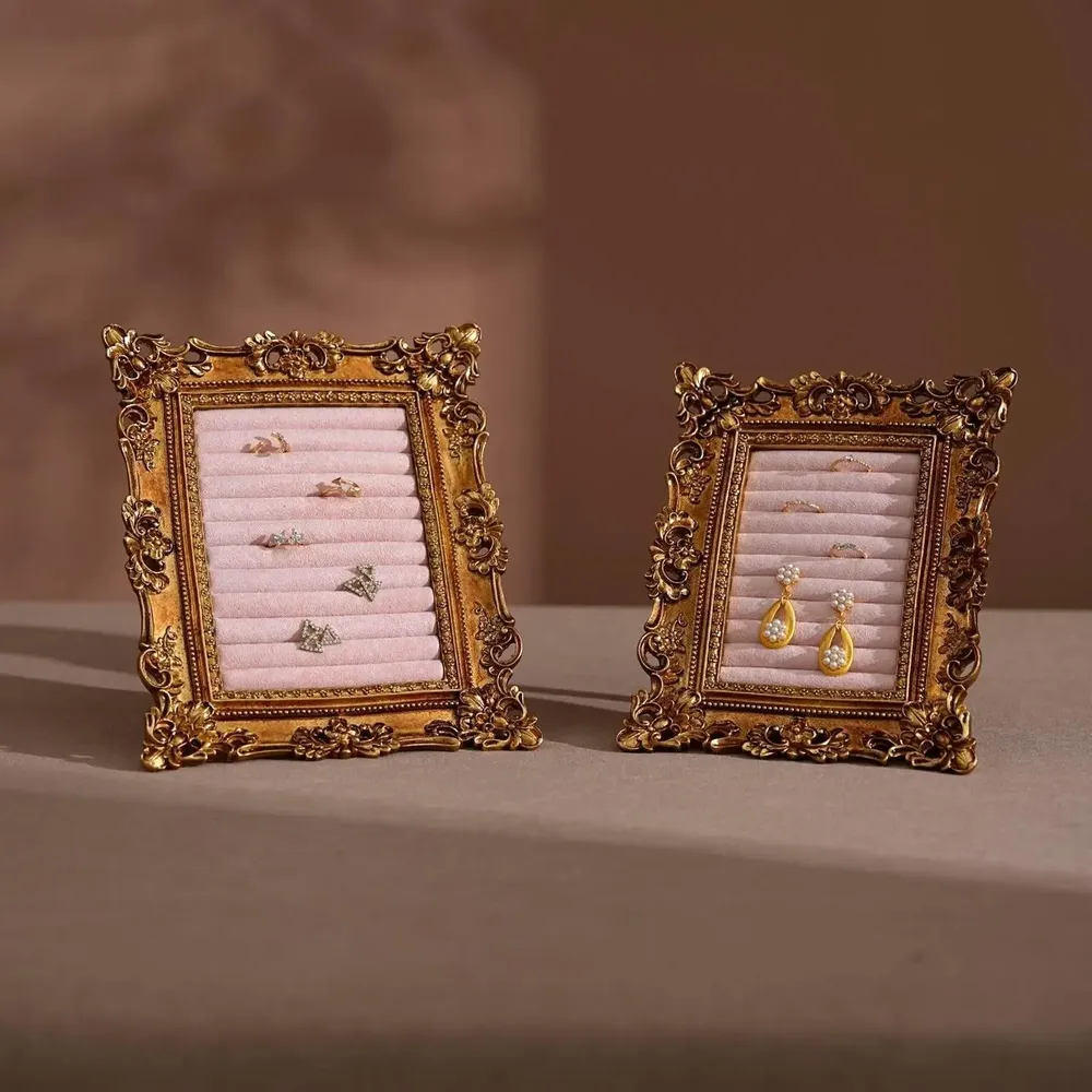 Objets de décoration - Cadre de présentation rococo doré à angles fleuris - WHISPERING WOODS