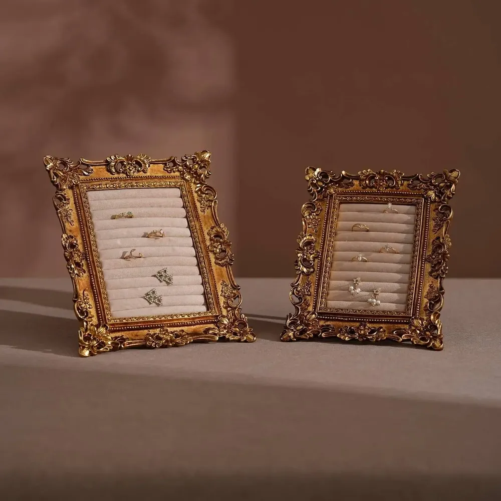 Objets de décoration - Cadre de présentation rococo doré à angles fleuris - WHISPERING WOODS