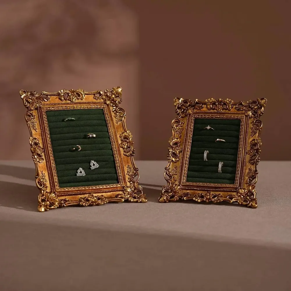 Objets de décoration - Cadre de présentation rococo doré à angles fleuris - WHISPERING WOODS