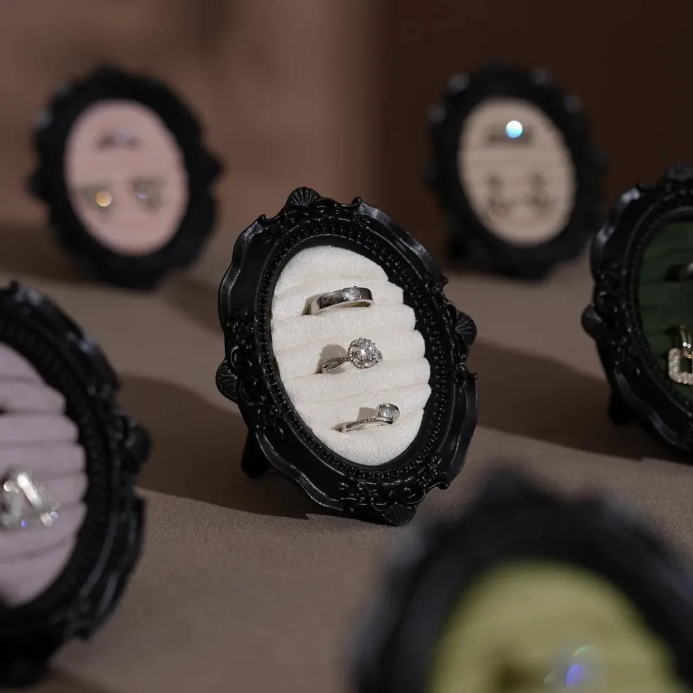 Objets de décoration - Cadre porte-bagues ovale rococo en résine noire - WHISPERING WOODS